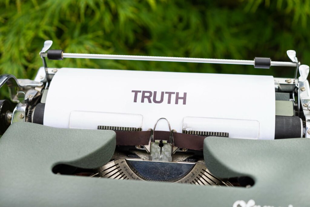 Maszyna do pisania z kartką i napisem "TRUTH"